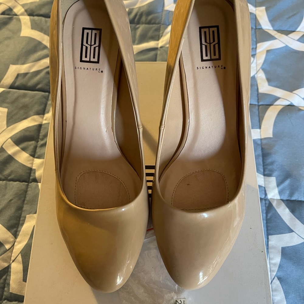 Size 9 nude pump.